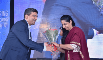 Smt. Aruna Sundararajan, Secretary, Ministry of Electronics & IT welcomed by Dr Rishi Bhatnagar, Chairman, IoT India Congress and President, Aeris Communications